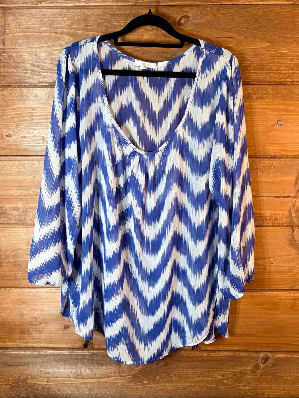 Halo Blue and White Patterned V-Neck Sheer Top Size XL 💕💙